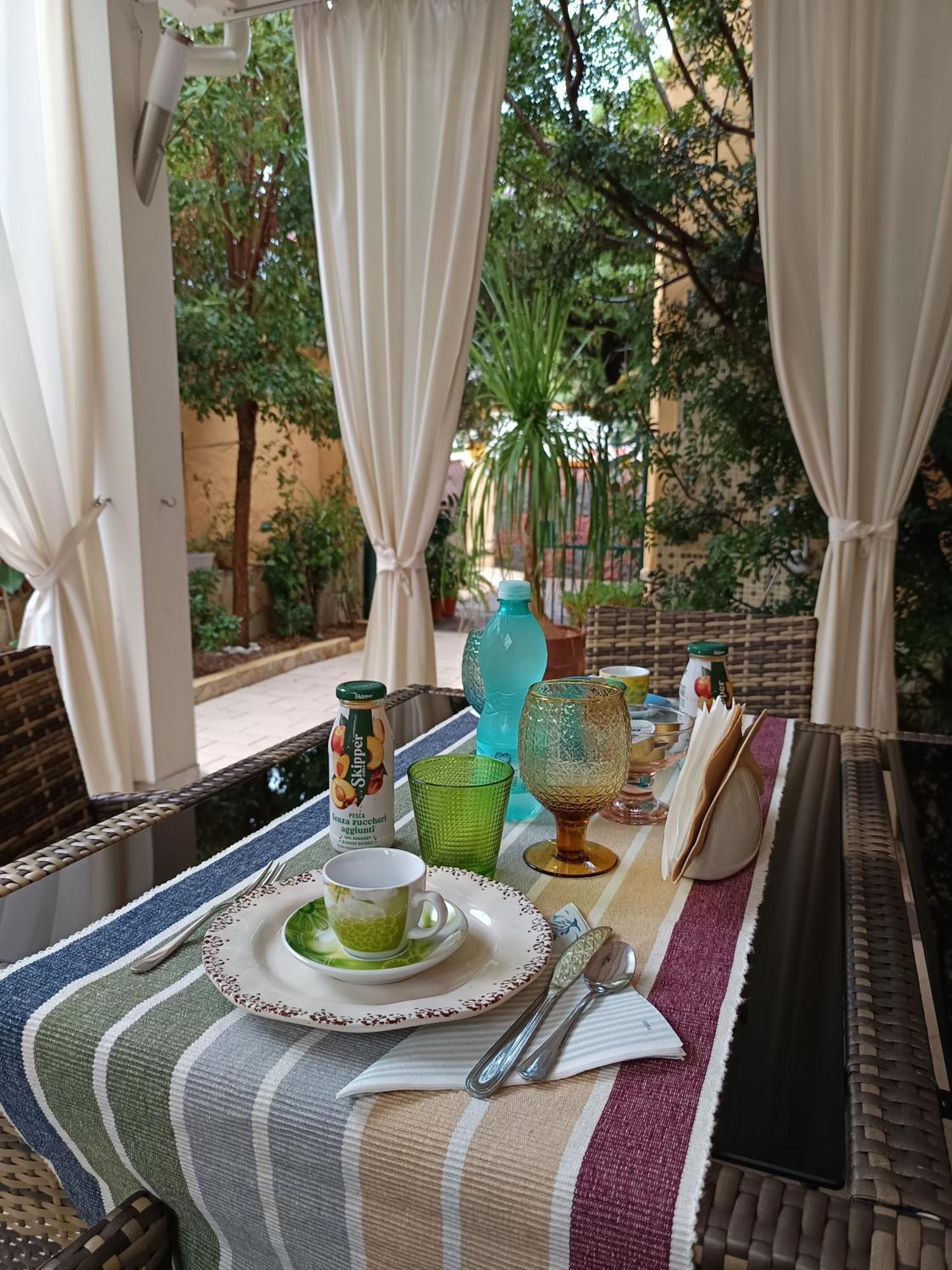 Domos Le Due Tuie Bed & Breakfast Piscinas Luaran gambar