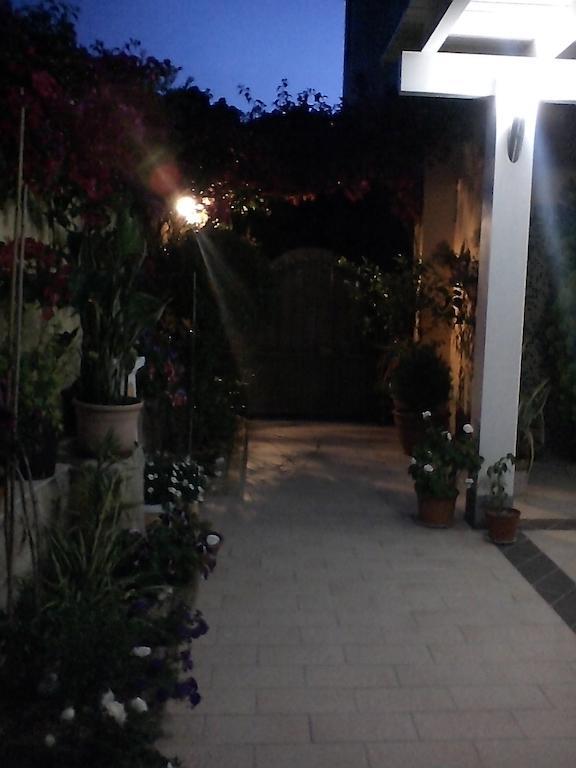 Domos Le Due Tuie Bed & Breakfast Piscinas Luaran gambar