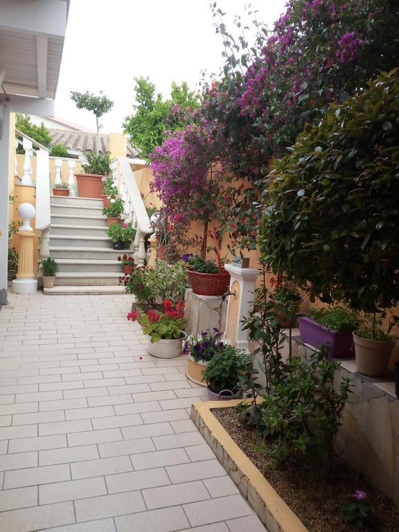 Domos Le Due Tuie Bed & Breakfast Piscinas Luaran gambar