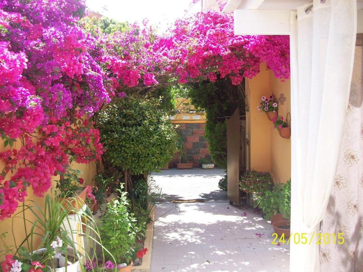 Domos Le Due Tuie Bed & Breakfast Piscinas Luaran gambar